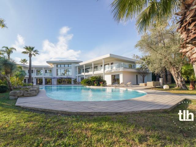 Maison 11 pièces 808 m²