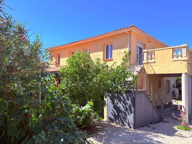 MAISON 110 M² AVEC JARDIN ET 50 M² DE TERRASSES 150 M DU PORT DE CARRO