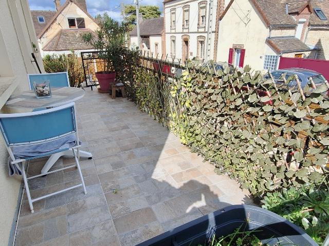 MAISON 112 M2, 4 CHAMBRES,1 BUREAU, GARAGE, ATELIER, DEPENDANCE 100 M2, CAVE