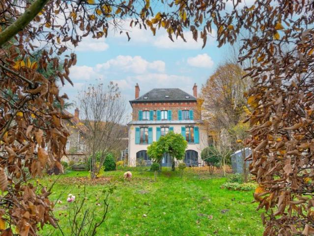 MAISON 11 PIECES AVEC JARDIN