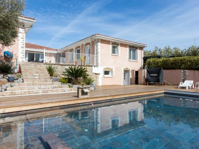 Maison 11 pièces 240 m²