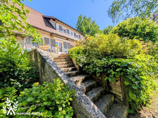 Maison 11 pièces 251 m²