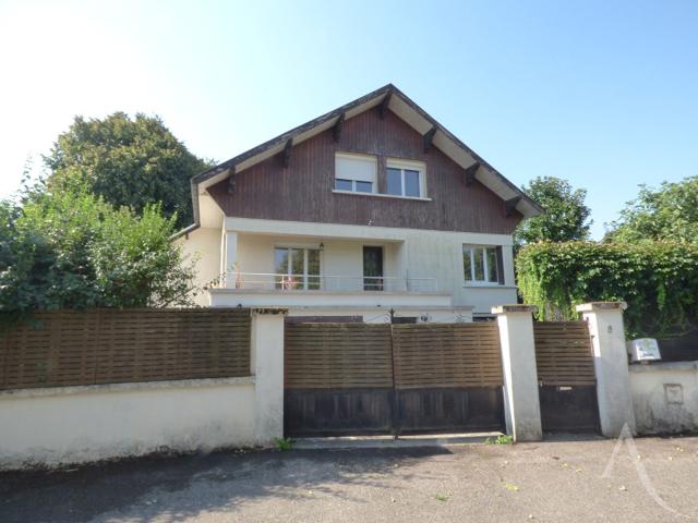 Maison 11 pièces 275 m²