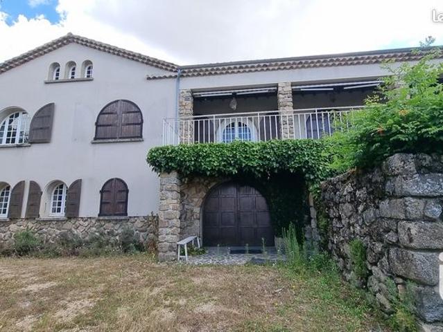 Maison 11 pièces 216 m²