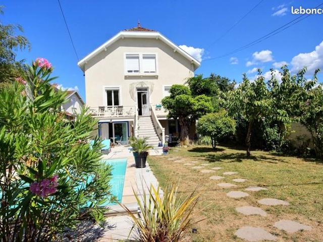 Maison 11 pièces 220 m²