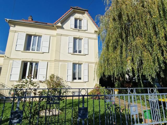 Maison 11 pièces 221 m²