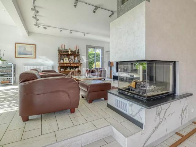 Maison 11 pièces 233 m²