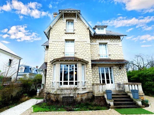 Maison 11 pièces 230 m²