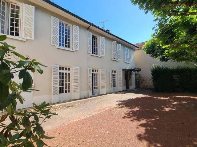 Maison 11 pièces 359 m²