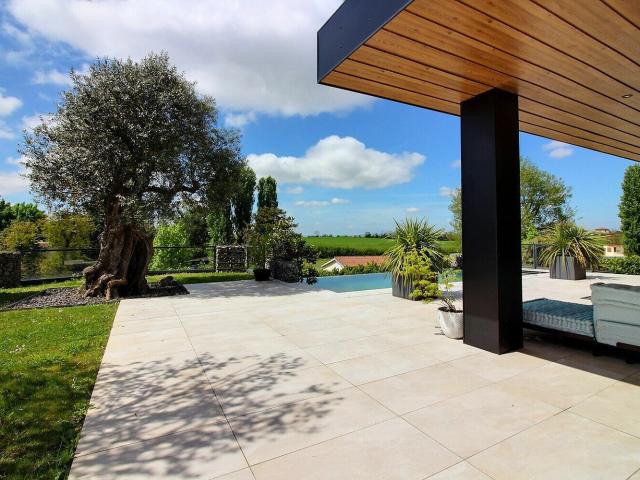 Maison 11 pièces 362 m²