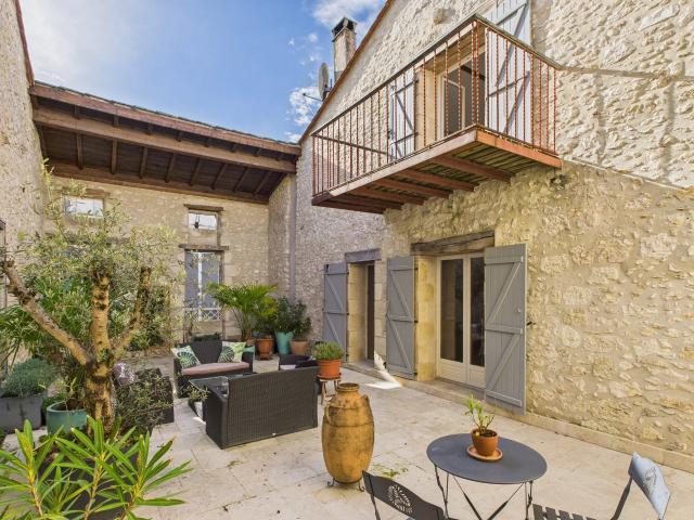 Maison 11 pièces 371 m²