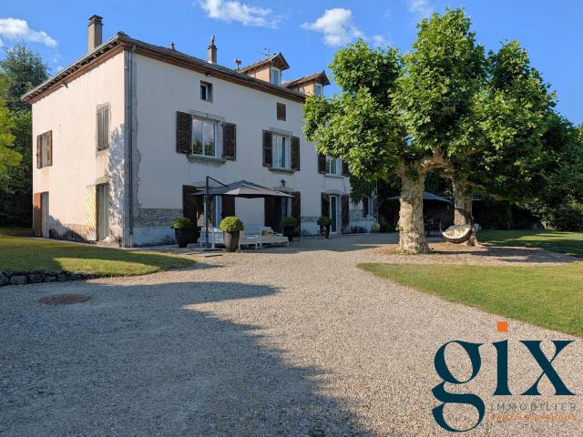 Maison 11 pièces 374 m²