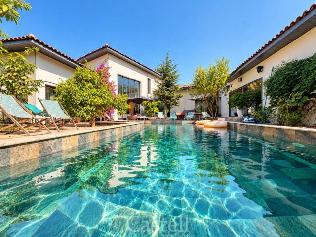 Maison 11 pièces 380 m²
