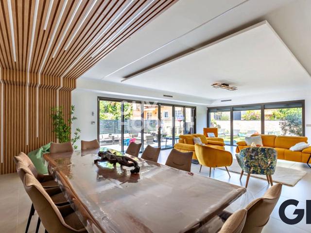 Maison 11 pièces 381 m²