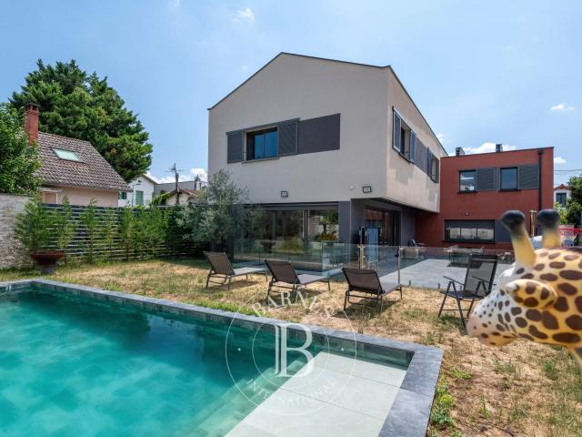 Maison 11 pièces 381 m²