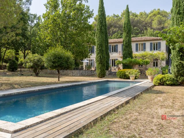 Maison 11 pièces 300 m²