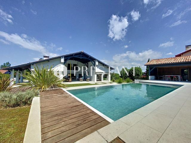 Maison 11 pièces 301 m²