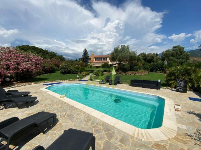 Maison 11 pièces 313 m²