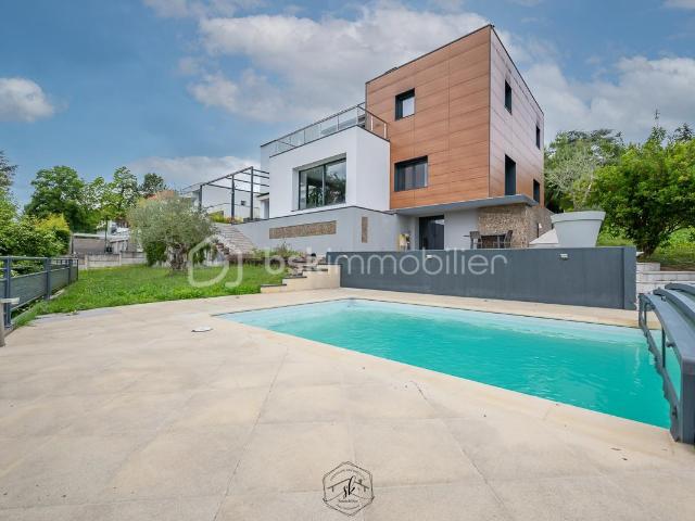 Maison 11 pièces 315 m²