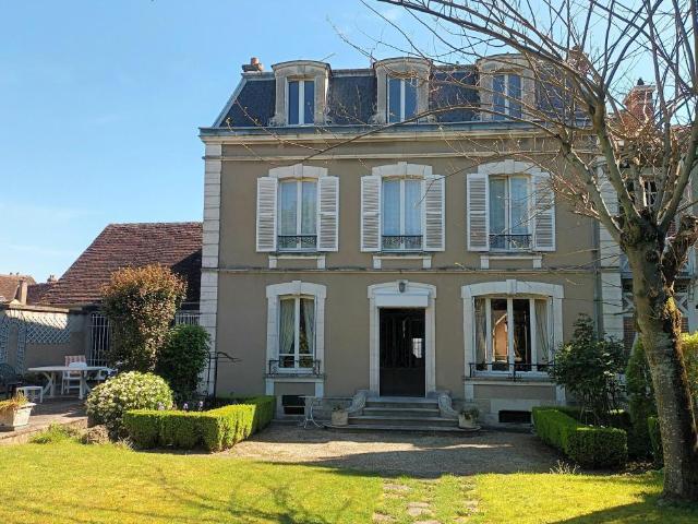 Maison 11 pièces 319 m²