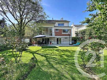 Maison 11 pièces 326 m²