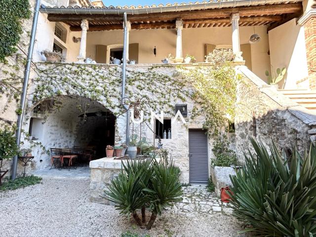 Maison 11 pièces 330 m²