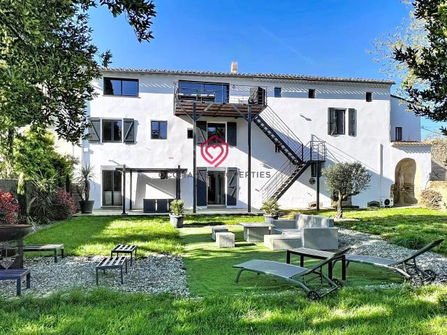 Maison 11 pièces 330 m²