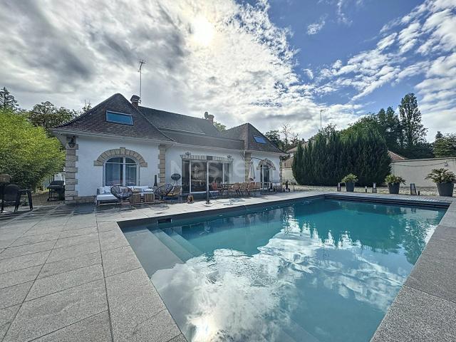 Maison 11 pièces 330 m²