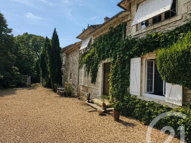 Maison 11 pièces 331 m²