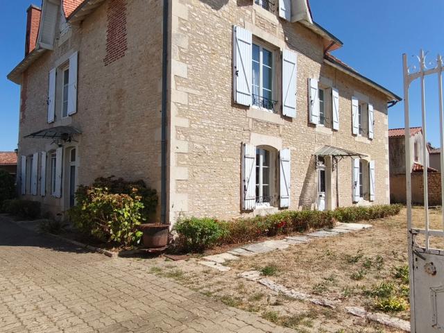 Maison 11 pièces 331 m²