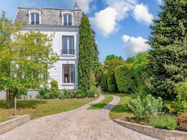 Maison 11 pièces 332 m²