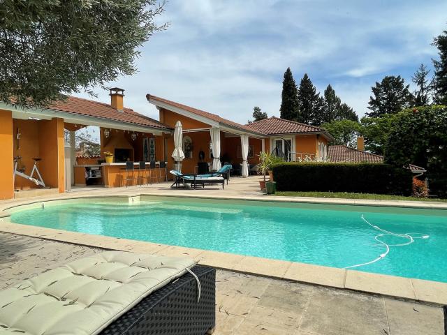 Maison 11 pièces, 400 m² à louer à Saint Cyr au Mont d'Or 69450