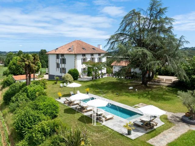 Maison 11 pièces 405 m²