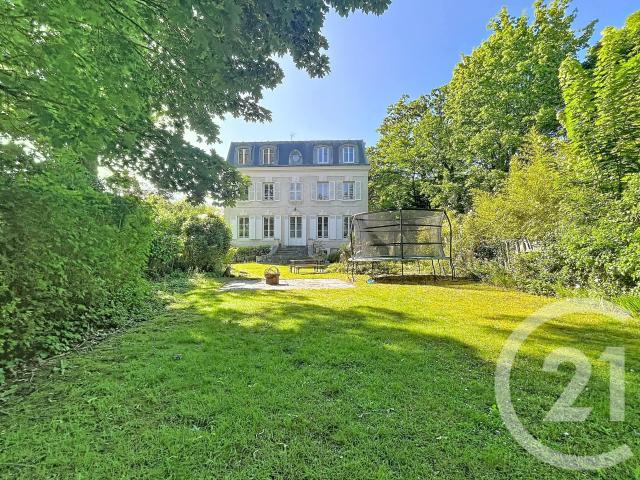 Maison 12 pièces 365 m²