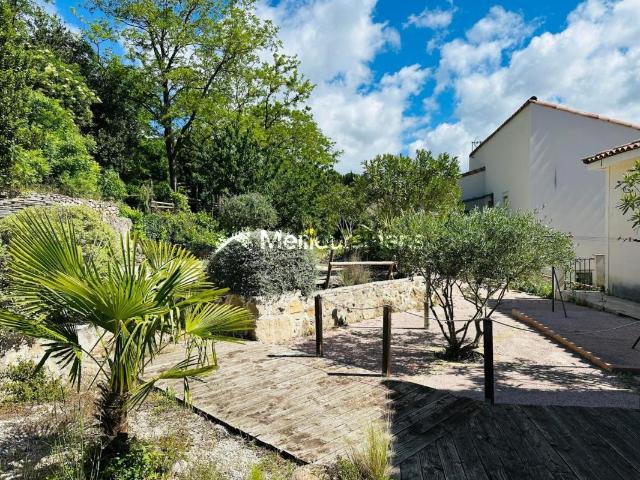 Maison 12 pièces 370 m²