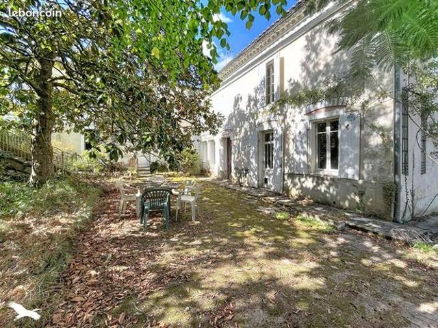 Maison 12 pièces 370 m²