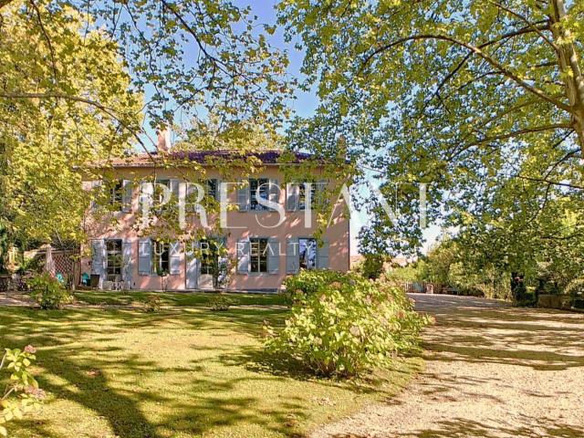 Maison 12 pièces 380 m²