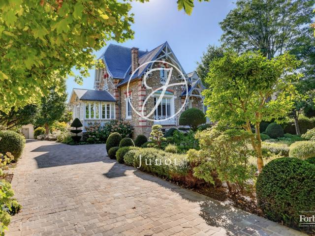 Maison 12 pièces 398 m²