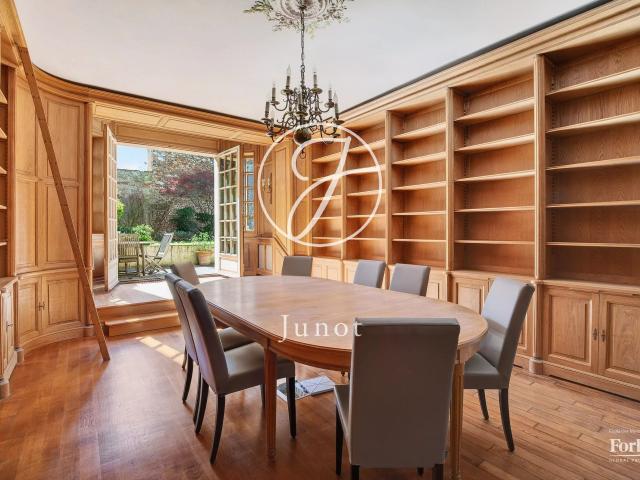 Maison 12 pièces 334 m²