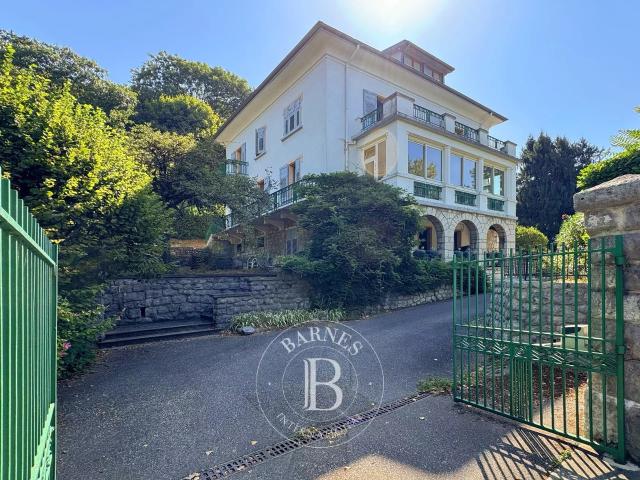Maison 12 pièces 335 m²