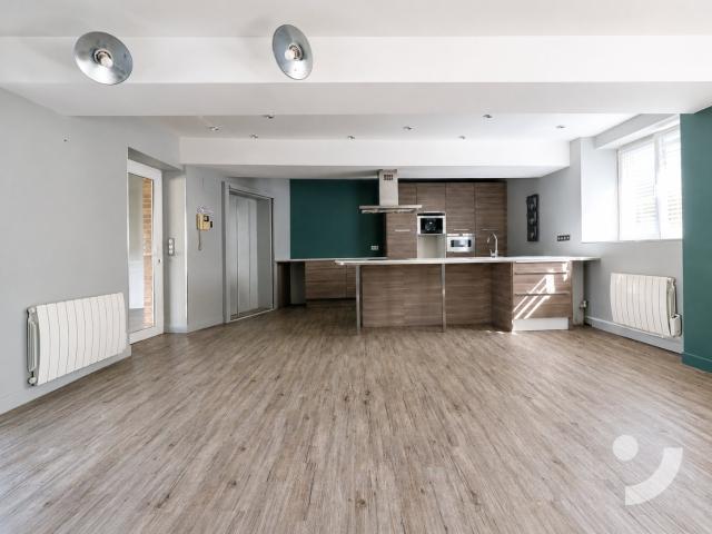 Maison 130 m2 avec 3 chambres, extérieur et garage à Romery
