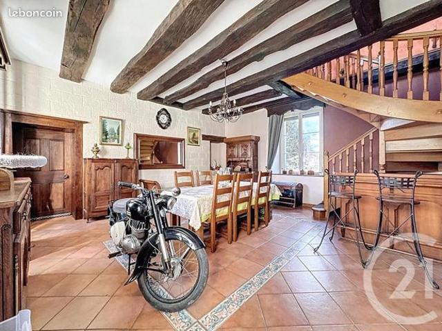 Maison 13 pièces 251 m²