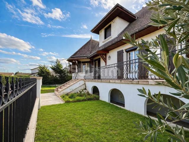 Maison 13 pièces 261 m²