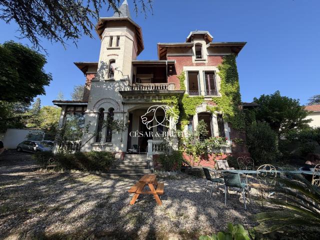 Maison 13 pièces 317 m²