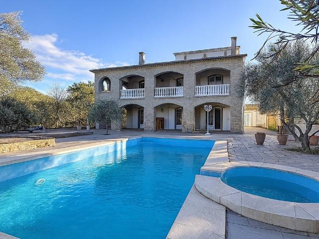 Maison 13 pièces 390 m²