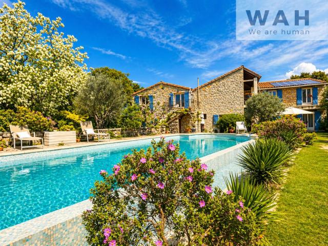 Maison 13 pièces 300 m²