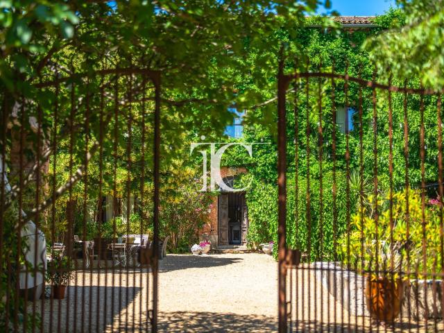 Maison 13 pièces 466 m²
