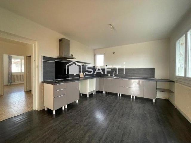 Terrain constructible en zone U2. Chauffage au gaz de ville avec chaudière Viessmann de 2018 régulièrement entretenue. Fenêtres PVC double vitrage. Toiture refaite en 2020. Isolation extérieure côtés Nord et Ouest