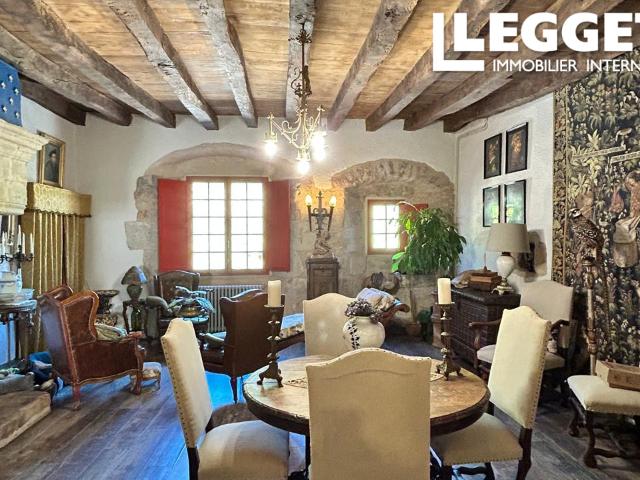 Maison 15ième siècle comprenant 3 chambres, cuisine avec séjour, grand salon, 2 sdb, local attenant, cave