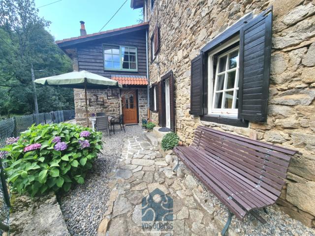 Maison 163m2 et gîte 114m2 avec terrain et dépendances à AMB
